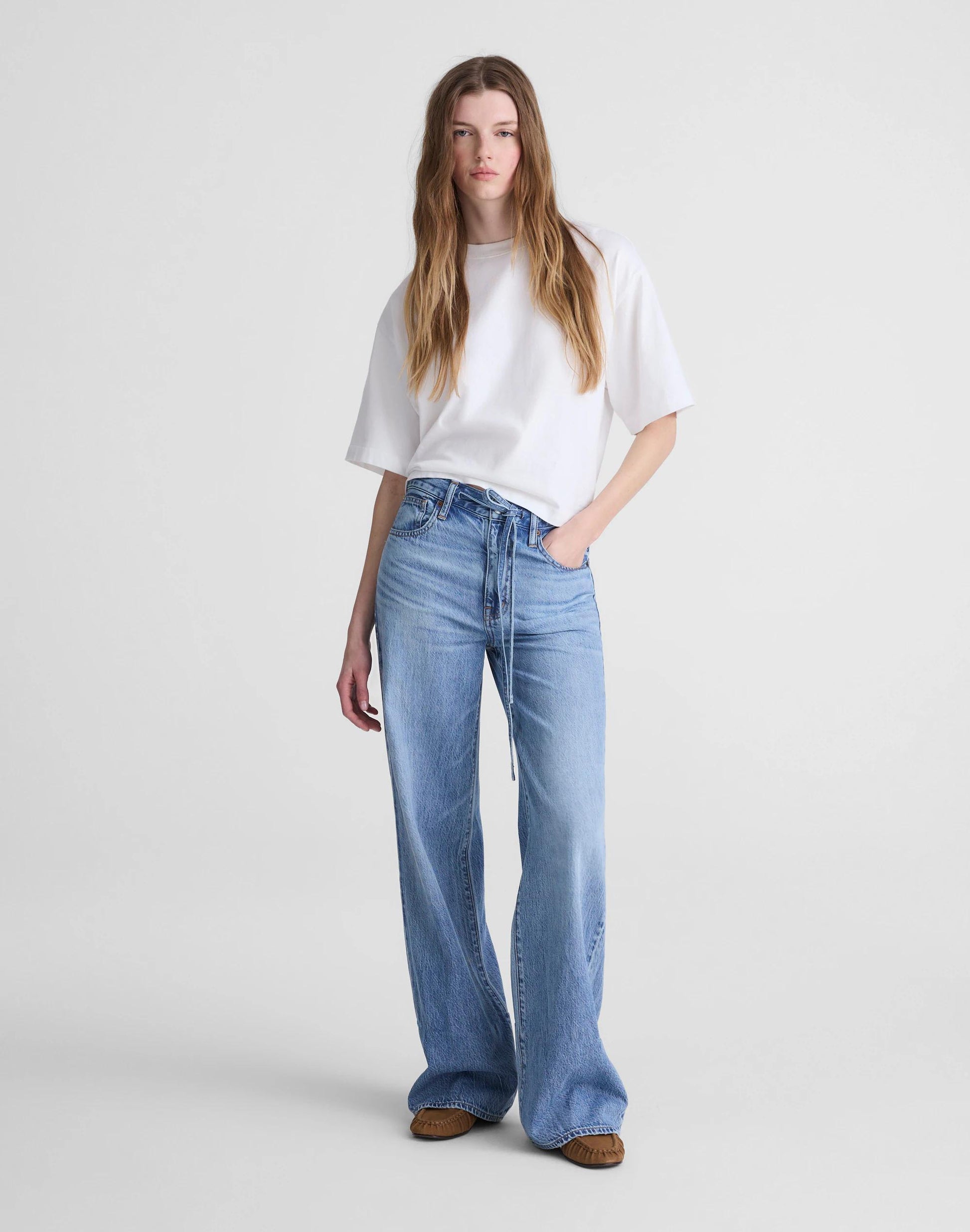Madewell The Short Ultimate Wide-Leg Jean in Airy Denim Raebrook Wash